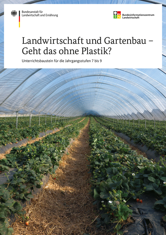 Titelbild "Plastik in der Landwirtschaft" mit Erdbeeren unter Folientunnel