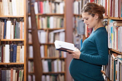 Schwangere in Bibliothek